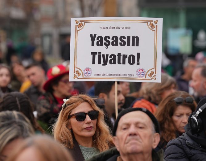 İSTANBUL’DA SANATIN KALBİ ÜSKÜDAR’DA ATTI: TİYATRO İÇİN TARİHİ DAYANIŞMA!